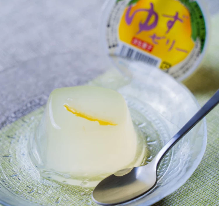 ゆずゼリー（ぷるぷる食感と、みずみずしくのどごしさわやかな味わいが特徴）