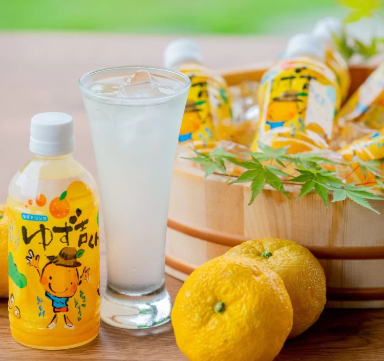 ゆず果汁にハチミツとグラニュー糖を加えた飲みやすいジュース