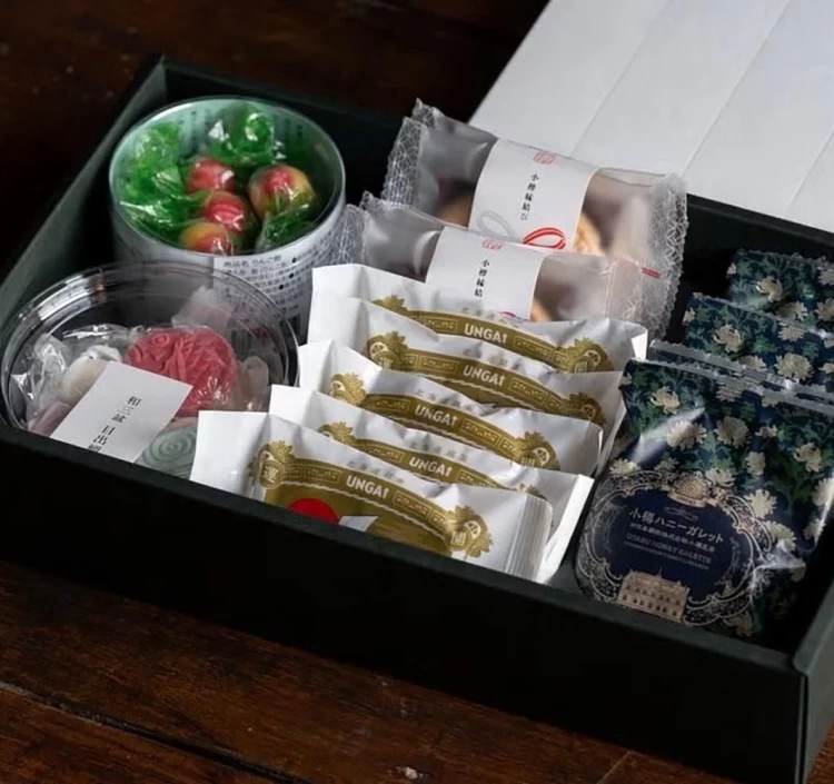 人気の焼菓子3種類と和三盆、飴を詰め合わせた華やかなギフトセットです。