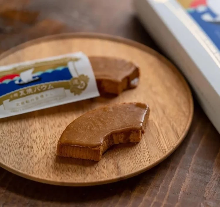 この瓦が積み上げられた姿をバウムクーヘンの層の重なりと、カリッとしたキャラメルの食感