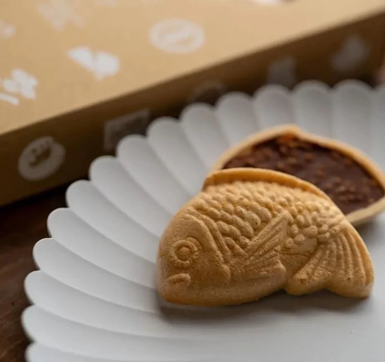 3種類のチョコレートと米パフを入れた最中チョコレート。