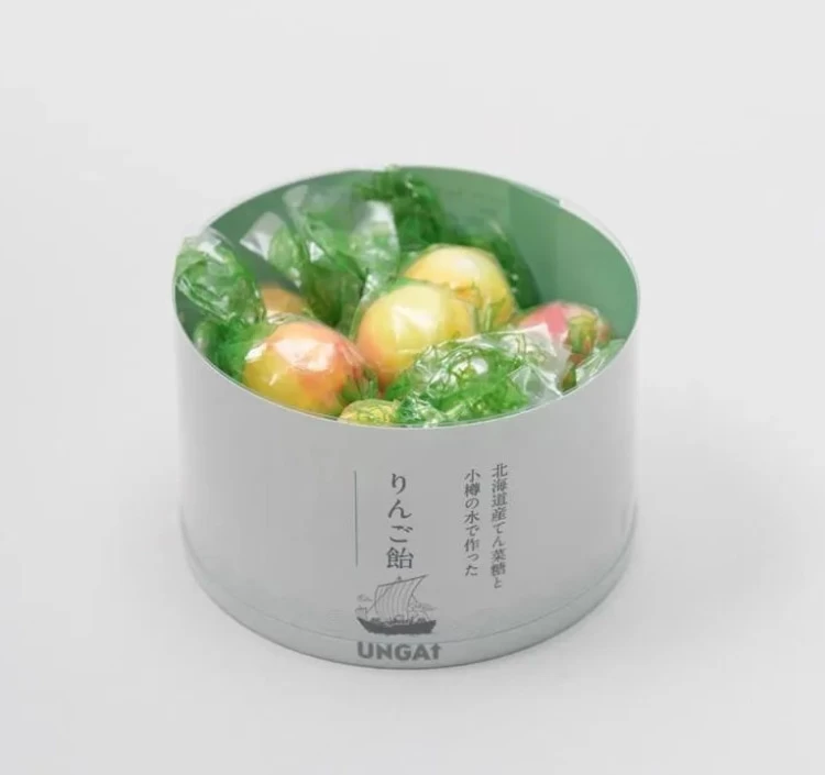 小ぶりで食べやすいサイズのりんご飴。