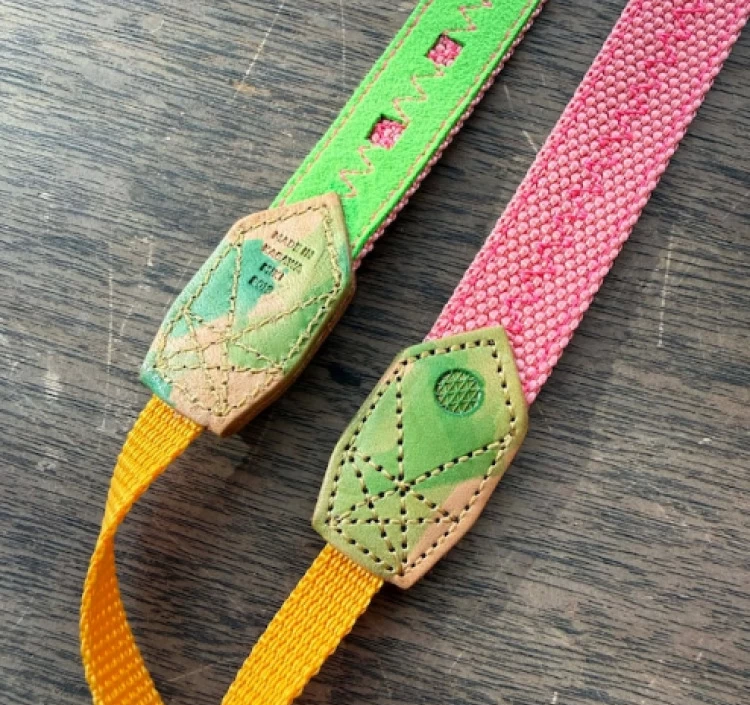 20mmカメラストラップ（スマホ金具つき）サーモンピンク裏地蛍光グリーン革ムラ染め