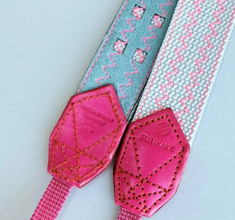 30mm幅カメラストラップライトグレー裏地山藍ずり革ベタ染