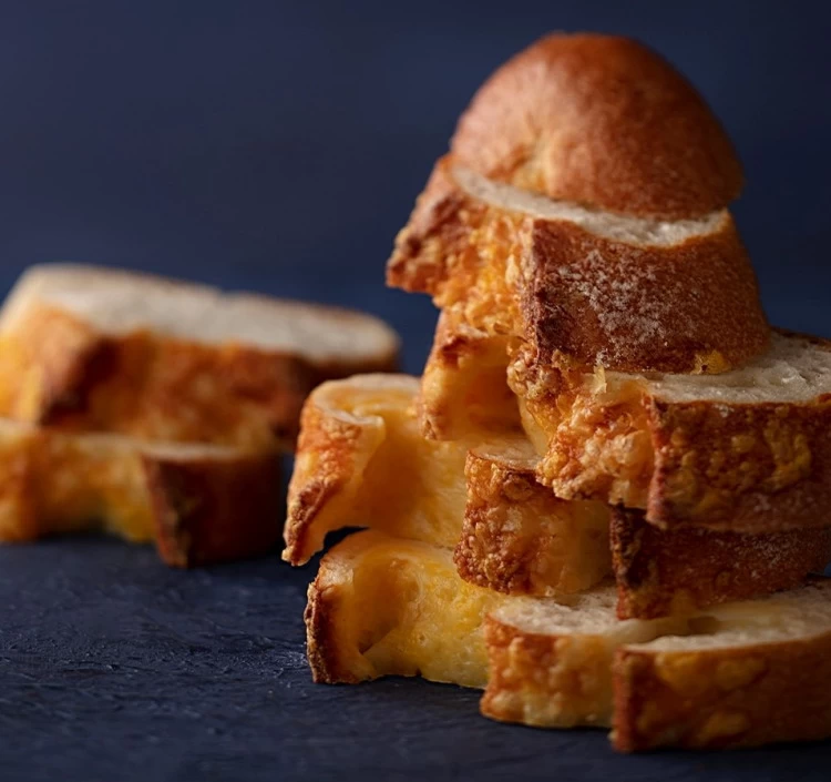 ◆チーズブレッド（1個）フランスパン専用粉のシンプルな生地にマリボーチーズを巻き込み、カット面にはチェダーチーズを振りかけました。