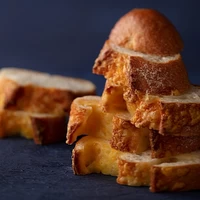 ◆チーズブレッド（1個）フランスパン専用粉のシンプルな生地にマリボーチーズを巻き込み、カット面にはチェダーチーズを振りかけました。
