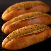 ◆ガーリックフランス（1個）シンプルなフランスパンに自家製ガーリックバターをたっぷり絞って焼き上げました。お好みの加減にトーストするとガーリックの風味が一層増します。