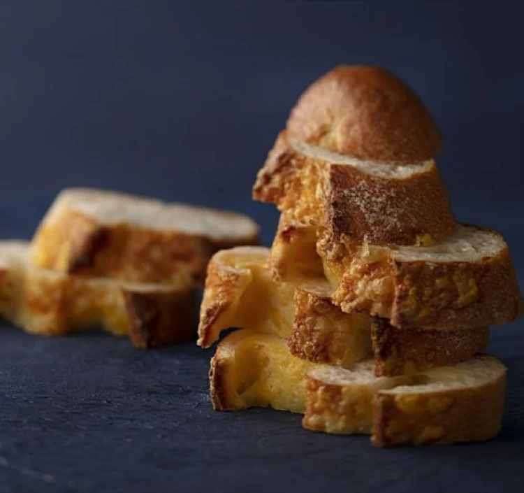 ◆チーズブレッド（1個）フランスパン専用粉のシンプルな生地にマリボーチーズを巻き込み、カット面にはチェダーチーズを振りかけました。お好みの加減にトーストしてチーズの香ばしさをお楽しみください。