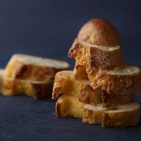◆チーズブレッド（1個）フランスパン専用粉のシンプルな生地にマリボーチーズを巻き込み、カット面にはチェダーチーズを振りかけました。お好みの加減にトーストしてチーズの香ばしさをお楽しみください。