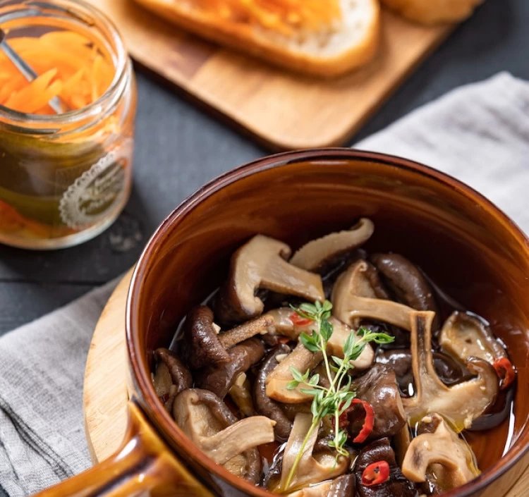 手間いらずで白ワインにピッタリのアヒージョに