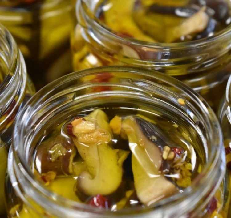 バケットの他、ピザやパスタの具とあわせても楽しめる