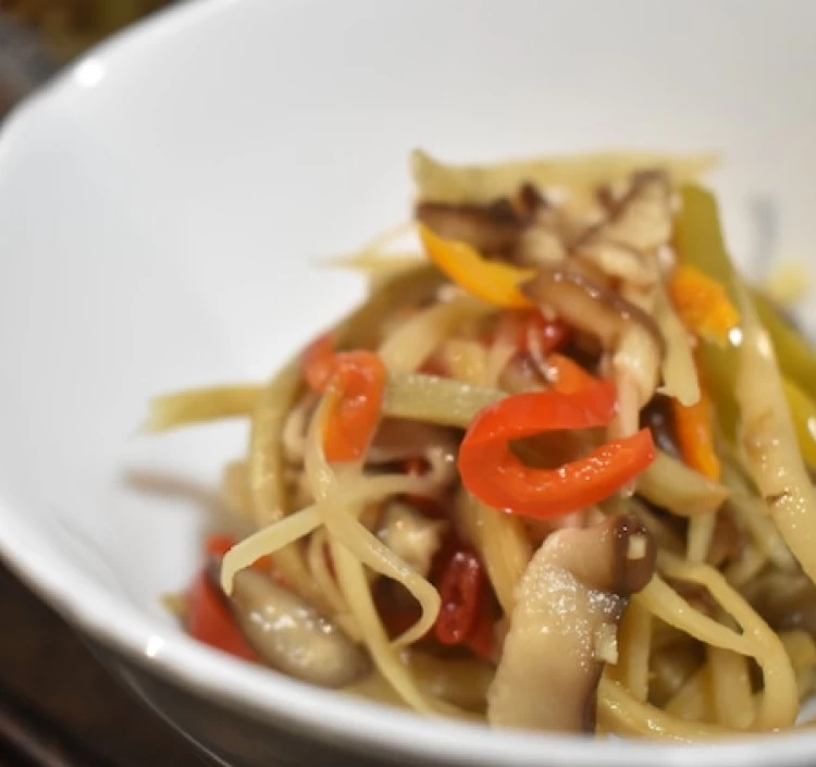 愛媛県内子産　ゴボウと椎茸とパプリカの和風マリネ