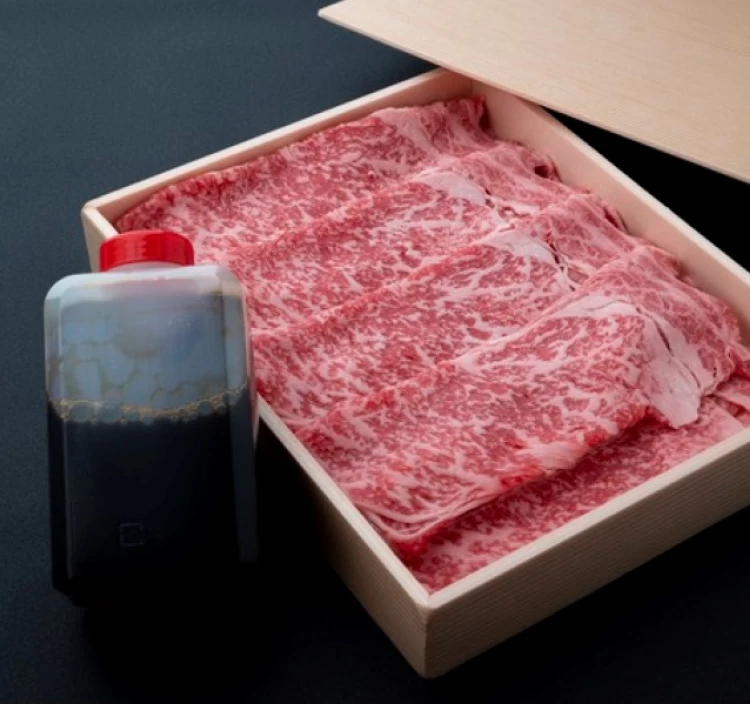 【尾道国際ホテルのお正月】和牛肩ロースすき焼き肉（冷凍品）※お渡し日は2022年12月31日限定の商品です
