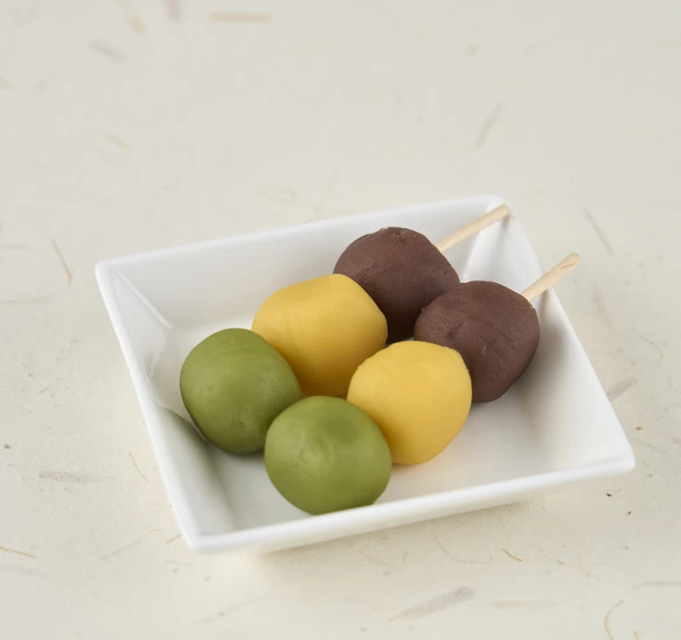 緑（抹茶）、黄（卵）、茶（小豆）の三色のあん