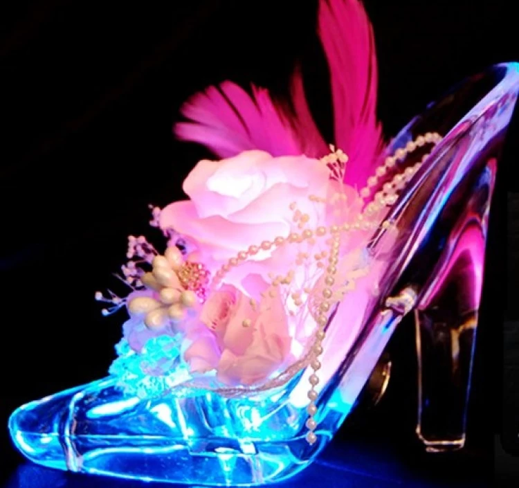 7色に光るシンデレラのガラスの靴