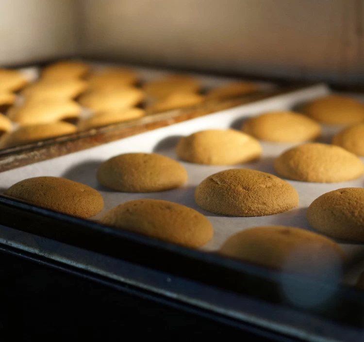 生地をオーブンで焼いています。