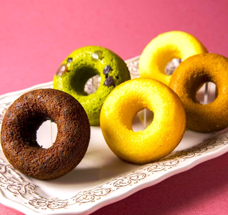 オーブンでしっとり、ふっくら焼き上げたベイクドドーナツ