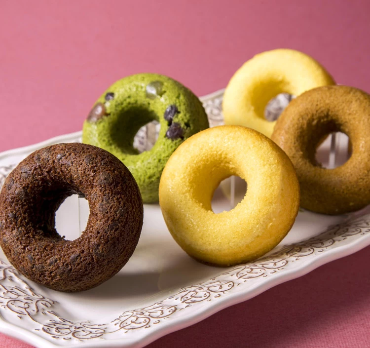 オーブンでしっとり、ふっくら焼き上げたベイクドドーナツ