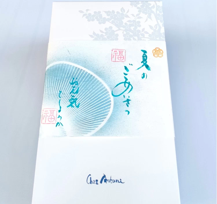 【無料】オーナーシェフ自ら一枚ずつ書き上げております。春夏秋冬により文言を変えさせて頂いております。掛け紙のご希望がございましたらお気軽にお申し付けくださいませ。