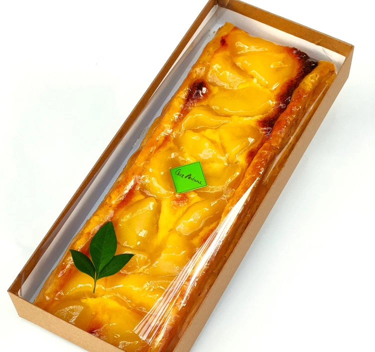 風味豊かなアーモンドクリームをたっぷりと絞った自家製のパイ生地