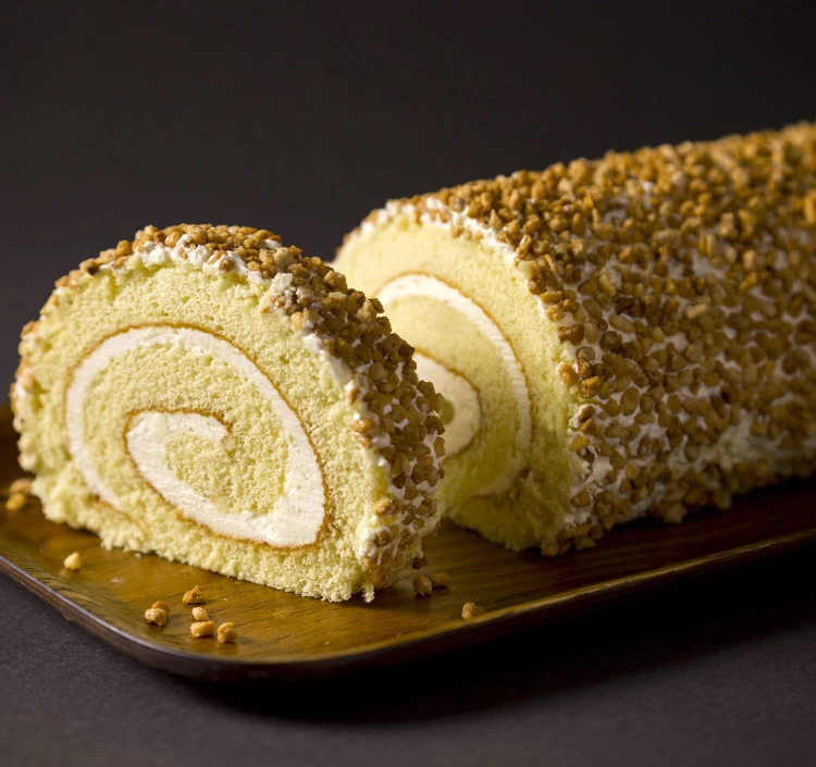 千年以上の歴史と豊富なミネラル分を誇る、フランスのブルターニュ産ゲランドの塩を使用した塩のロールケーキ。