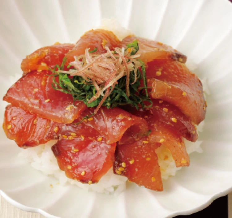 もっちり吸い付くような食感がクセになるぶりの漬け丼