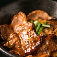 「とんすけ」のハーブ豚丼 サムネイル