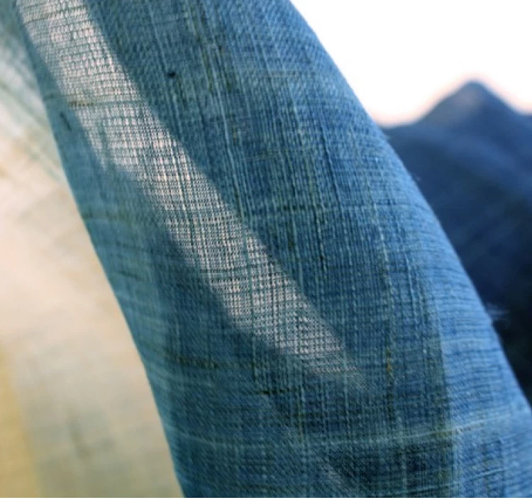 藍染麻暖簾(グラデーション・86×120cm)＞｜カーテン・暖簾をお取り寄せ