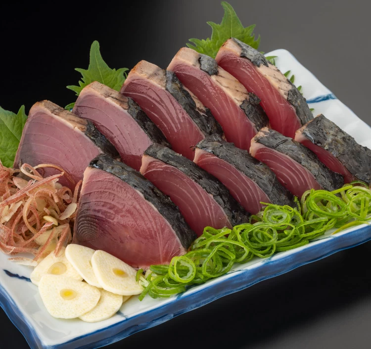 大人気商品!〈送料無料〉訳アリ藁焼きカツオのタタキ1kg(秘伝のタレ付き)(冷凍)