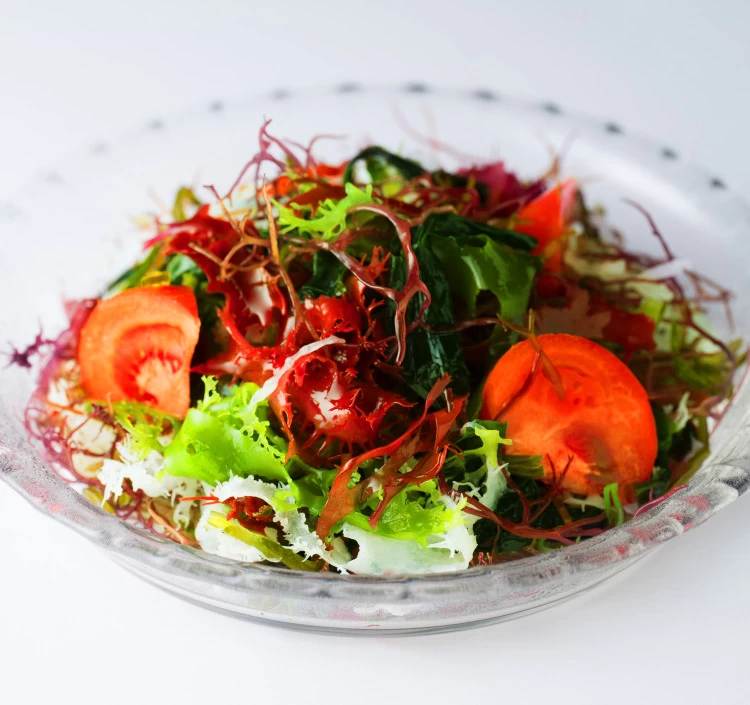 ＜調理例＞ トマトなどの野菜と共に。 海藻サラダの彩りが楽しいサラダをどうぞ