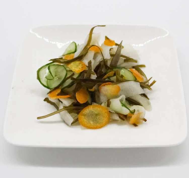 ＜調理例＞ 野菜と和えても塩ふき昆布の良い塩加減と昆布の旨味が楽しめます。