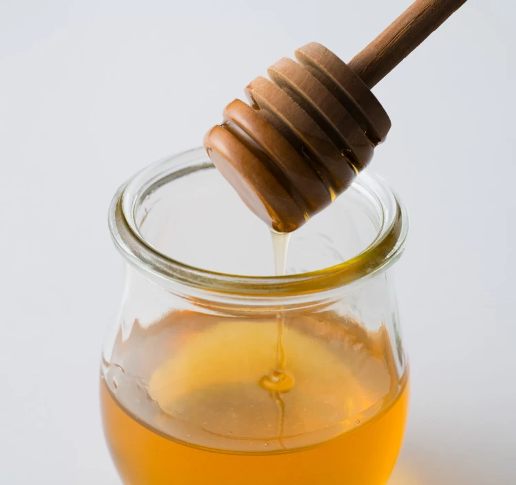 はぜ蜂蜜は全国的にも珍しい上質の蜂蜜の一つで山レンゲとも言われ、独特の風味で甘味が強いのが特徴。