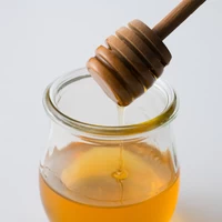 はぜ蜂蜜は全国的にも珍しい上質の蜂蜜の一つで山レンゲとも言われ、独特の風味で甘味が強いのが特徴。