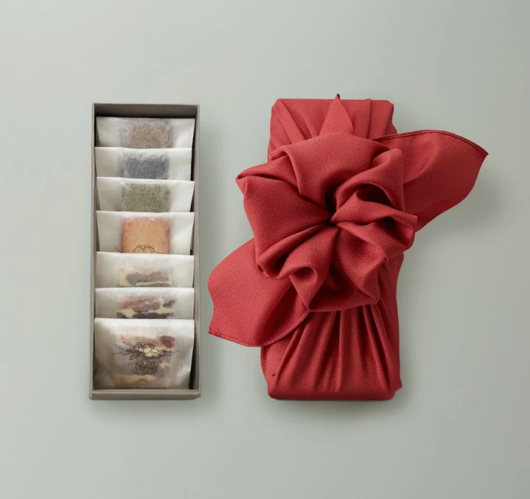 京菓心　「京薫（きょうくん）」　～一善やアソートギフト～　［京を贈るフィナンシェ味凛-薫りの調べ-4種アソートと干柿と胡桃と無花果のミルフィーユ］