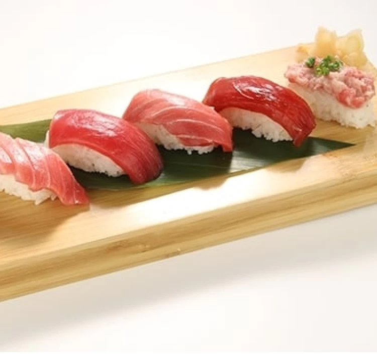 【送料無料】本マグロ詰め合わせ　大トロ・中トロ・赤身