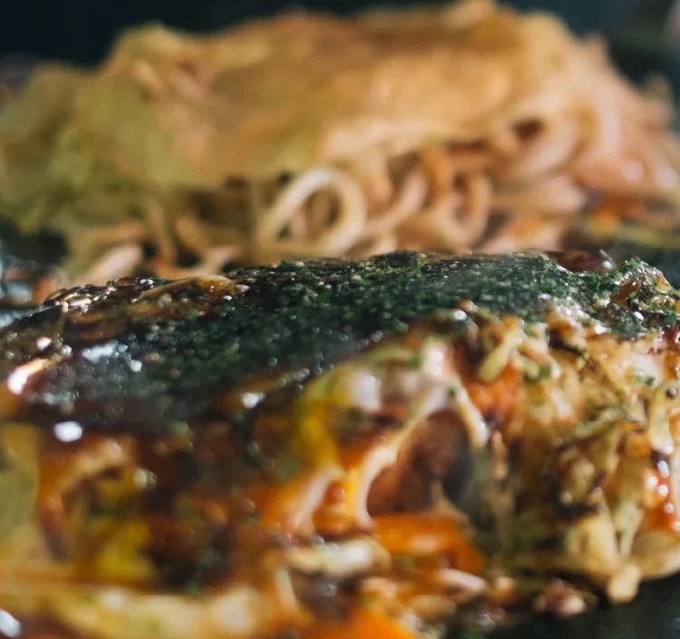 お好み焼 半辛麺（辛麺 1/2 + うどん 1/2） 2枚入り