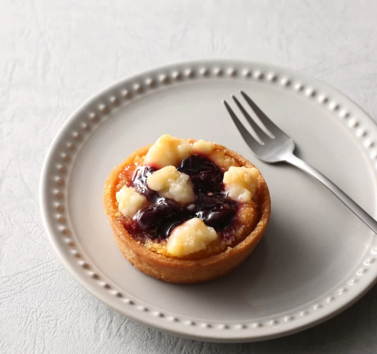 ダークチェリーとアマレットのタルトベイク