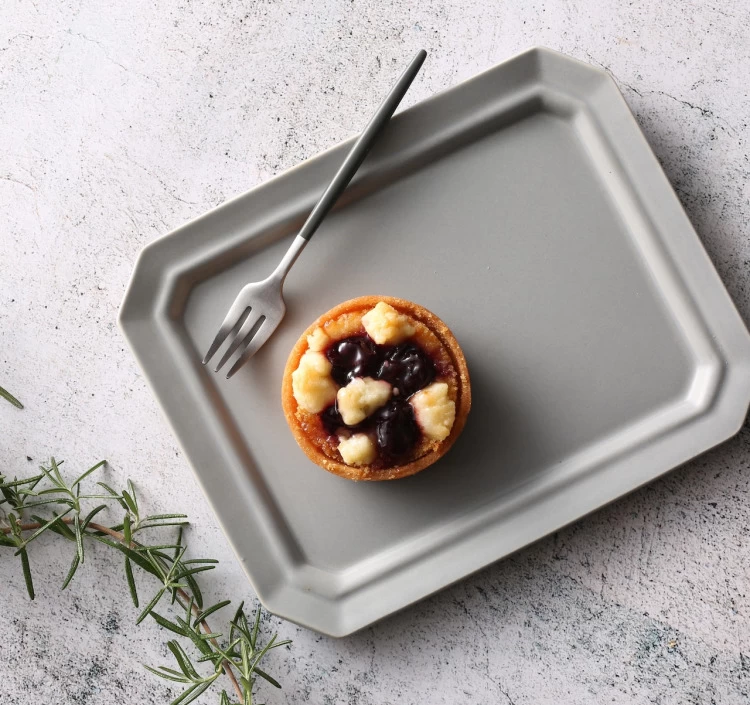 ダークチェリーとアマレットのタルトベイク