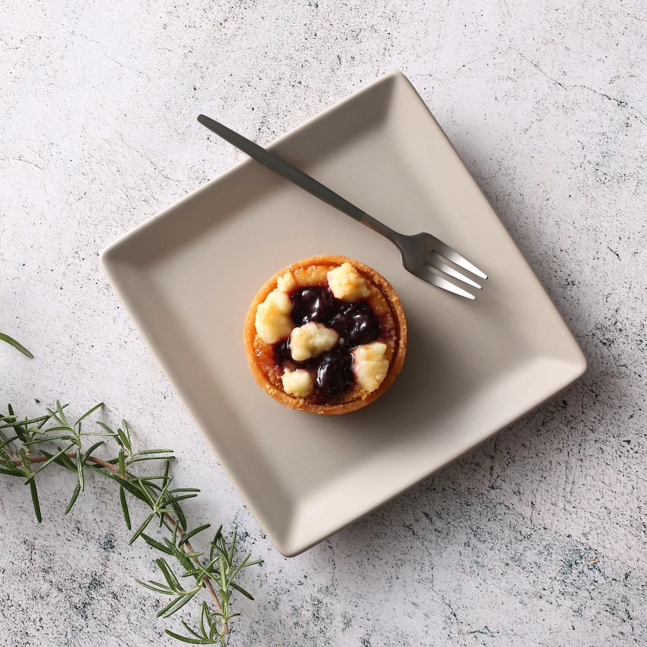 ダークチェリーとアマレットのタルトベイク