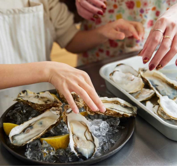 【期間限定】生食用 生牡蠣セット | hiroshima oyster365 広島県宮島産 (殻付き生牡蠣9個 むき牡蠣200g レモン)