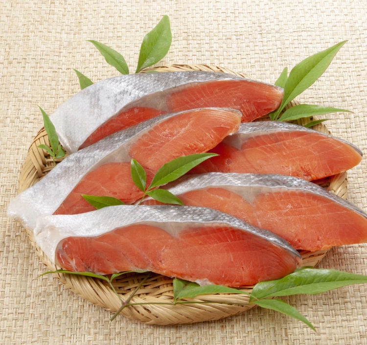 紅鮭切身 10切前後 （半身相当）