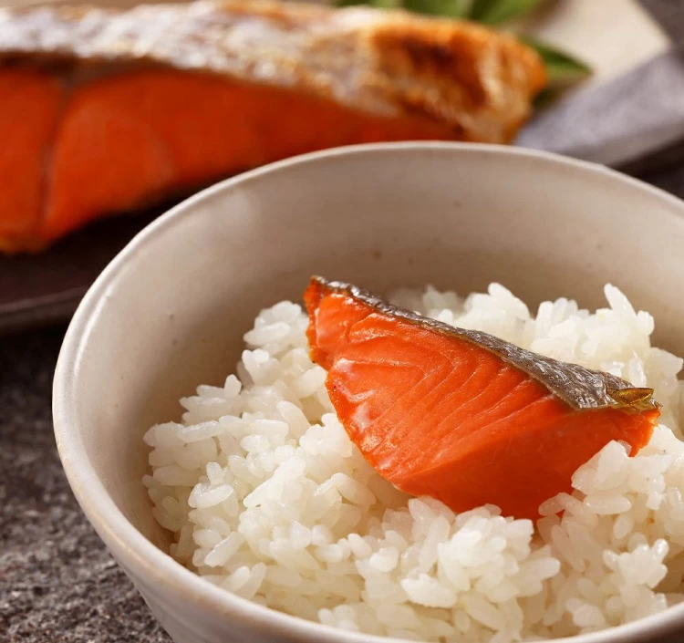 紅鮭切身 10切前後 （半身相当）