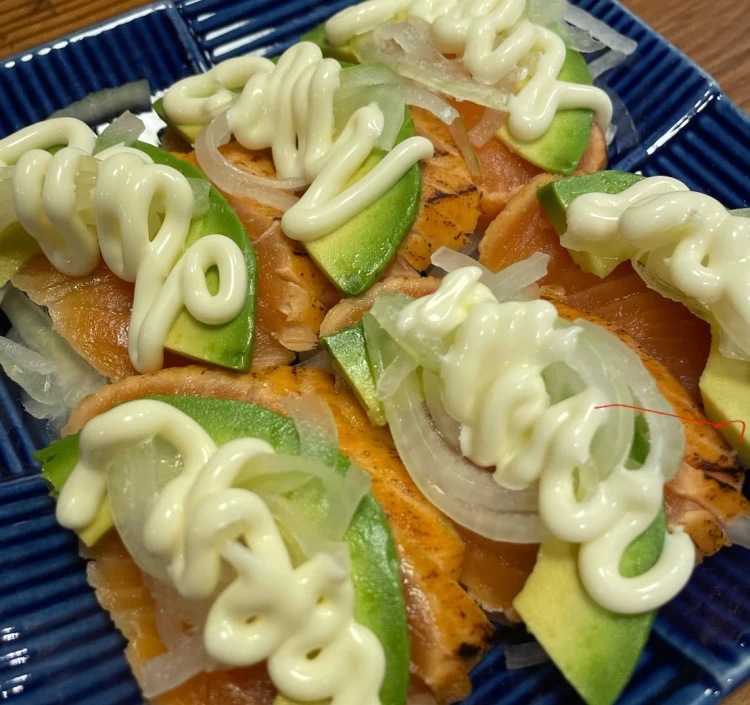 【炙りの風味が香ばしい】炙りサーモン