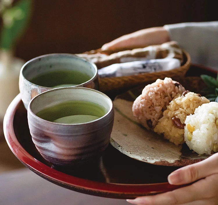 大きめの湯飲みにたっぷり入れても気兼ねなく使える180g入り