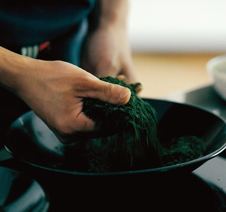 【春】5月中旬頃 旨み、コク、渋みのバランスが良いとされる八十八夜頃に摘み取った新茶。その中から熟成茶に適した茶葉を選りすぐり、後熟の味を計算して火入れを行います。