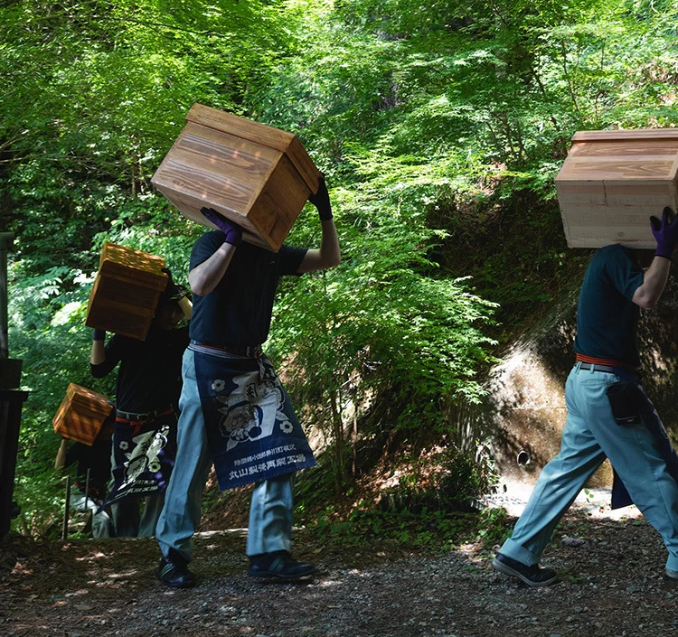 【夏】5月下旬頃 静岡県浜松市の最北に位置する天竜の山奥に、開通することなく今も残る佐久間線のトンネル。 年間を通じトンネル内の温度が一定に保たれ、外部からの影響を受けにくいことから、現在はワインセラーとして生まれ変わっています。 その自然の貯蔵庫に、仕込みを終えたお茶が茶師によって運び込まれます。