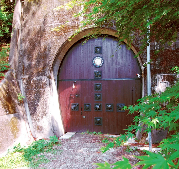 【秋】8月下旬頃 熟成の時を迎えた秘壷蔵が季節を超えて、茶師たちのもとに帰ってきます。火入れしたての茶葉を加え、熟成茶本来の深い味わいを際立たせます。ぜひ、今年の「秘壷蔵」をお楽しみください。