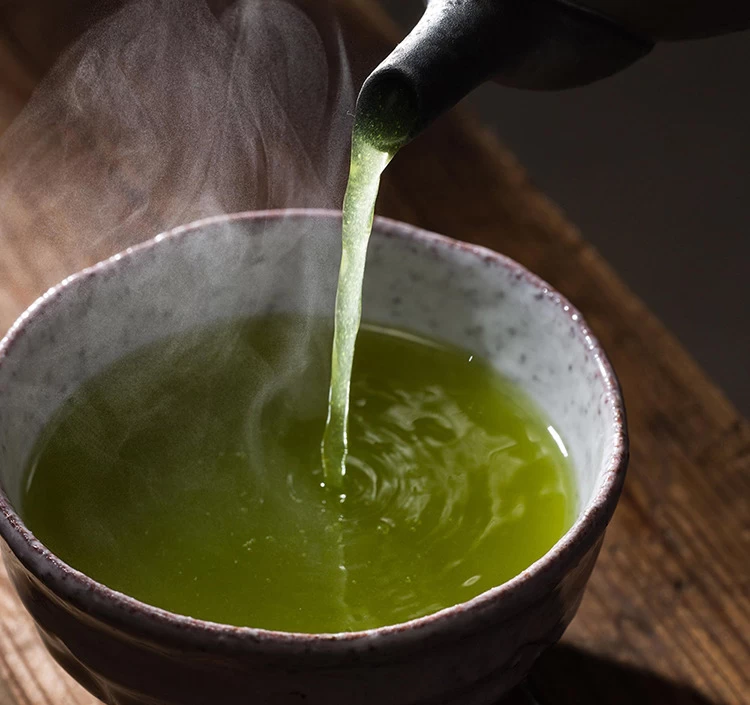 ひと夏じっくりと熟成させた「秘壷蔵(ひこぞう)」は、深いコクと甘みが特徴の深蒸し茶です。 新茶時期に摘み取った茶葉を茶師が仕上がりを見極め火入れした状態でトンネルへ運び込まれます。 熟成を経て角のとれたまろやかな味わいは濃厚なスイーツとも相性が良く、ご自宅にはもちろん贈り物にも人気のお茶です。