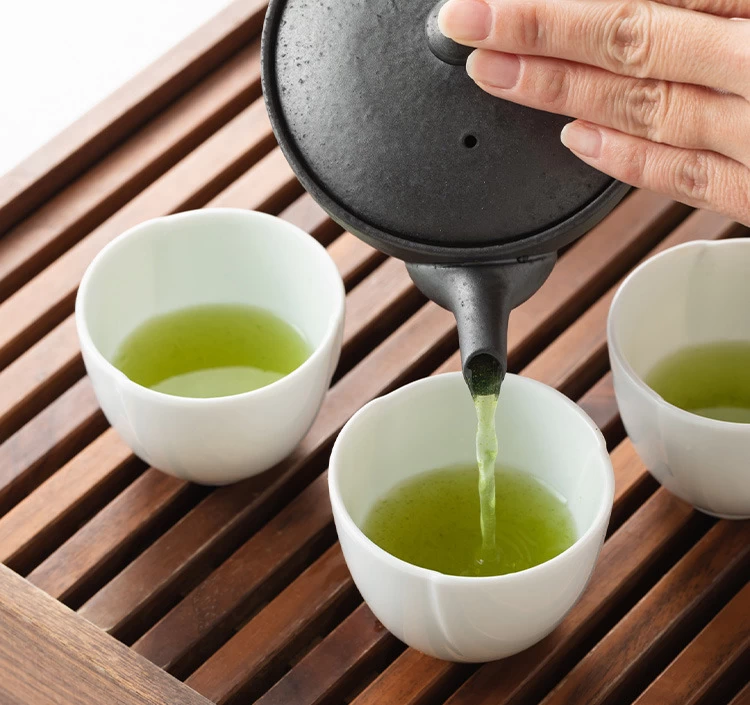 八十八夜前後に摘み採られた一番茶で仕上げました。 自然の恵みをいっぱいに受け、香り高く、コクのあるまろやかな味わいが特徴の高級深蒸し掛川茶です。