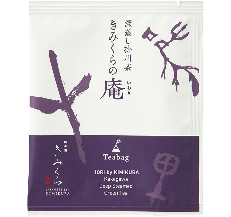 【1,きみくらの庵】 八十八夜の頃、自然の恵みをいっぱいに受け摘み採られた一番茶です。茶葉の持つ「旨み」を引き出す深蒸し製法により、摘み採った生葉を通常より時間をかけて蒸してあります。旬を感じる甘みとほのかな渋みが織り成す豊かな旨みが特長です。